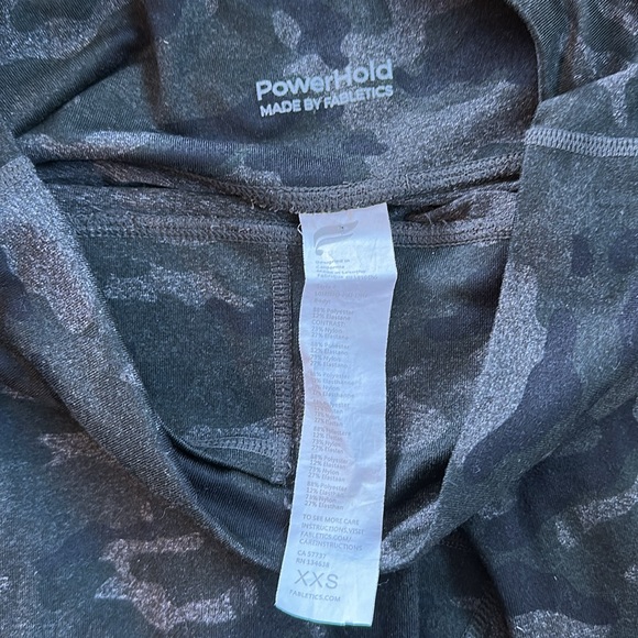 What's better than Camo/ Camo with gray vs tan. NWOT Fabletics Leggins W-Sz XXS👌 - Picture 2 of 4